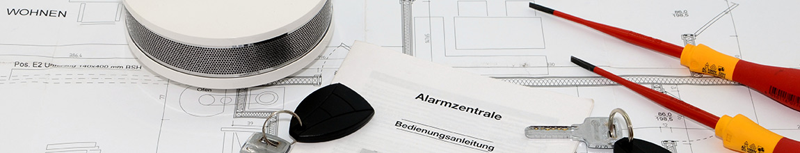 Schraubenzieher und Brandmelder auf einem Schaltplan