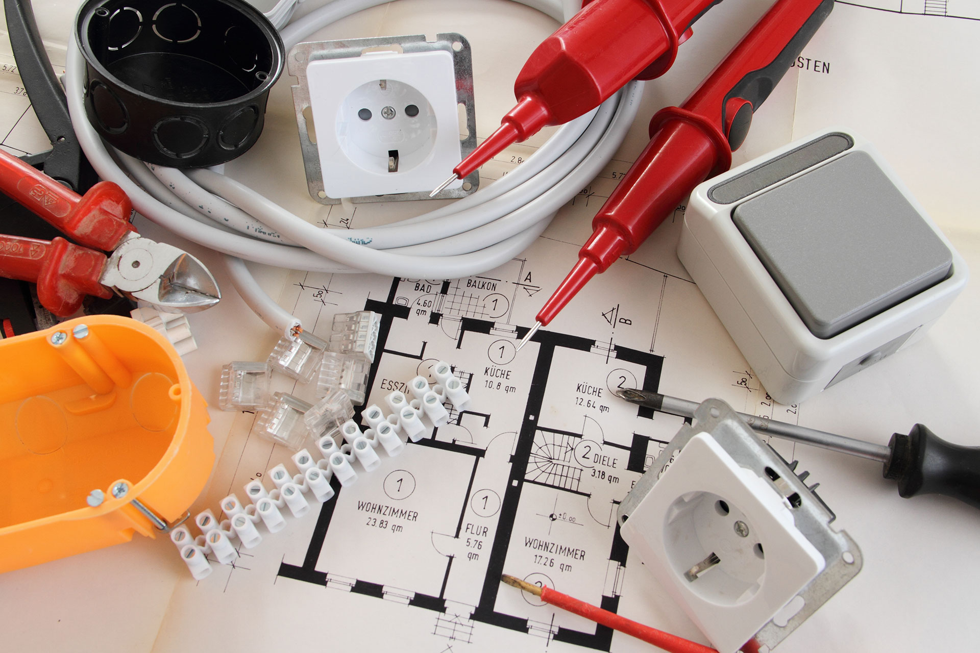 Material für Elektroinstallationen auf einem Hausplan